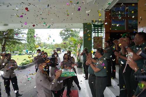 kapolres_siantar_simalungun_beri_kejutan_hut_ke_77_di_makorem_022pantai_timur