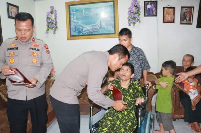kapolres_sibolga_bantu_kursi_roda_untuk_warga_sakit_stroke