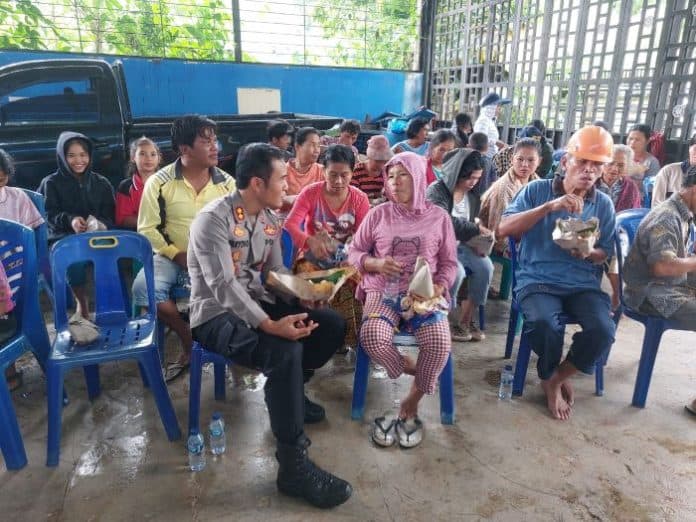 kapolres_sibolga_makan_bersama_puluhan_pemulung_di_tpa_parombunan