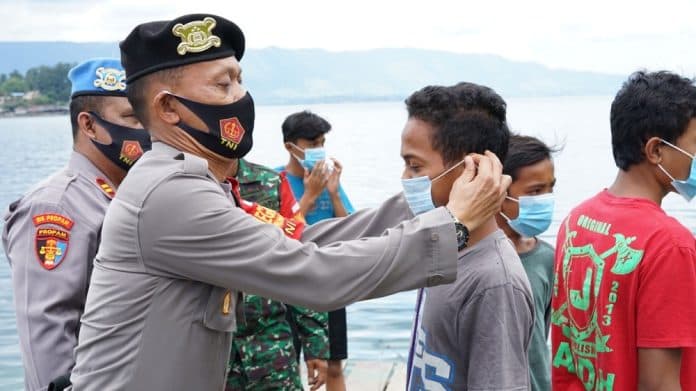 kapolres_simalungun_bagikan_masker_kepada_wisatawan