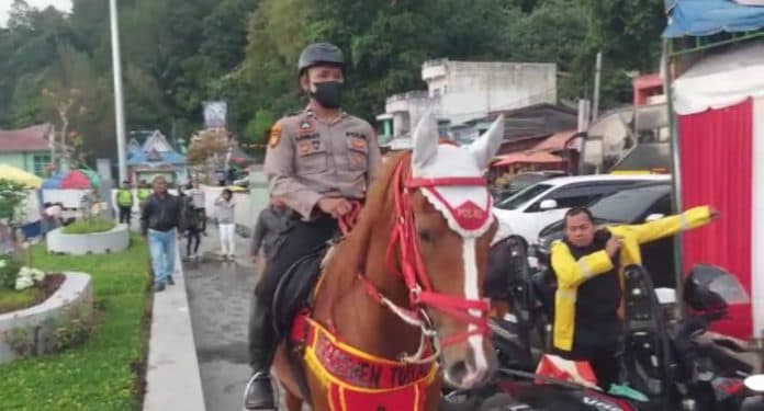 kapolres_simalungun_bersama_unit_satwa_dit_samapta_polda_sumut_patroli_berkuda_di_parapat