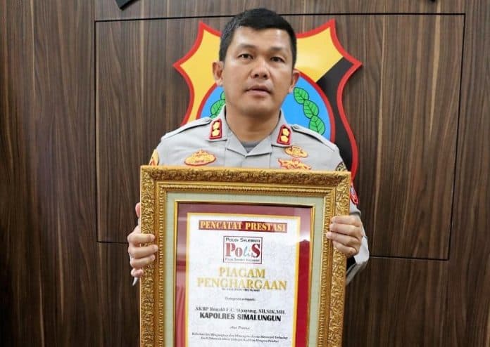 kapolres_simalungun_dapat_piagam_penghargaan_dari_polisi_selebriti