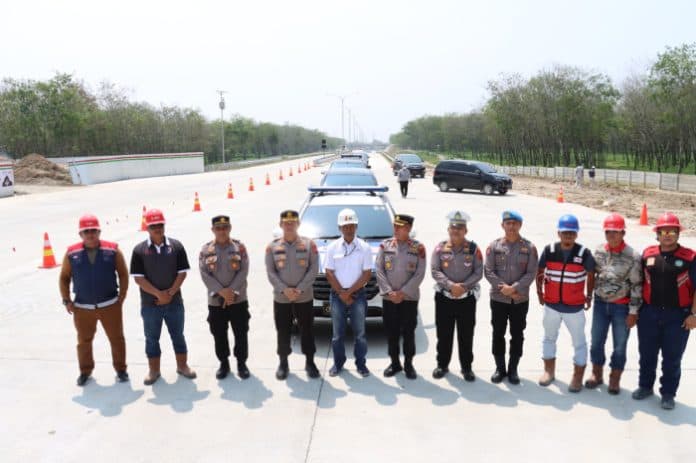 kapolres_simalungun_gelar_simulasi_penggunaan_jalur_tol_sinaksak_dolok_merawan
