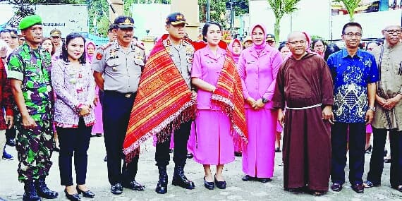 kapolres_simalungun_ke_parapat_disambut_tortor_somba