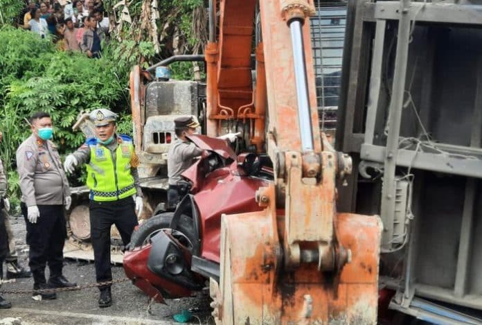 kapolres_simalungun_pimpin_evakuasi_korban_kecelakaan_beruntun_di_merek_raya