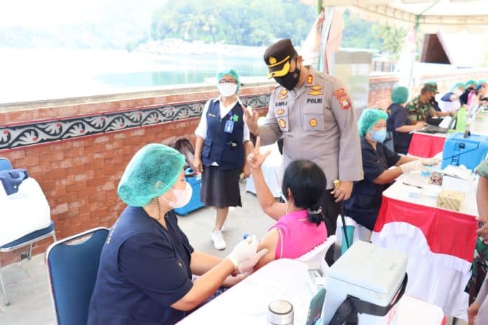 kapolres_simalungun_tinjau_pelaksanaan_vaksinasi_di_rtp_pantai_atsari_parapat