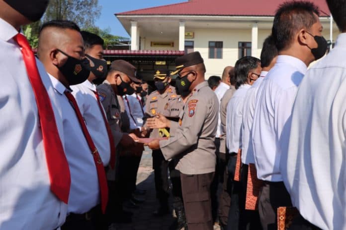 kapolres_tanah_karo_beri_penghargaan_kepada_personel_yang_ungkap_kasus_pembunuhan