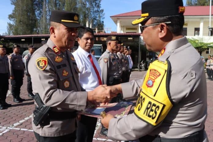 kapolres_tanah_karo_berikan_penghargaan_pada_personel_berprestasi