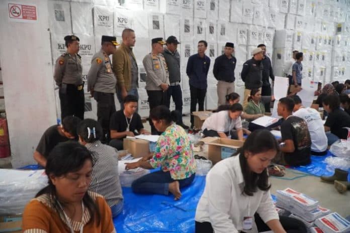 kapolres_tanah_karo_cek_proses_pelipatan_surat_suara_pemilu