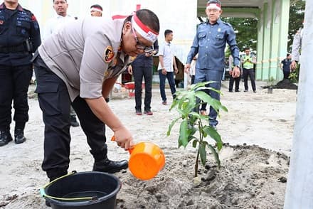 kapolres_tanam_pohon_biar_udara_tanjungbalai_tambah_segar