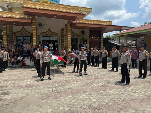 kapolres_tanjung_balai_pimpin_upacara_pemakaman_aiptu_nanang_junaidi