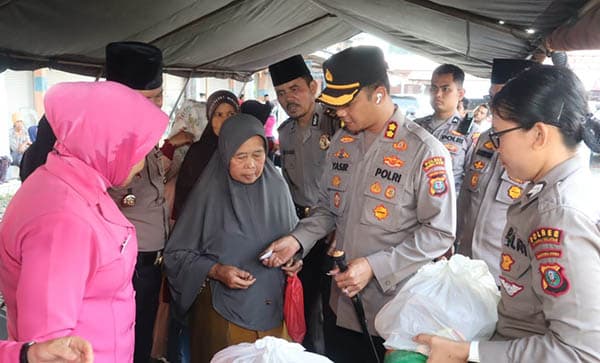 kapolres_tapsel_bagi_bagi_sembako_murah_untuk_warga_sayur_matinggi
