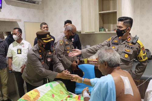 kapolres_tapsel_jenguk_dokter_hewan_yang_diterkam_harimau_di_rs