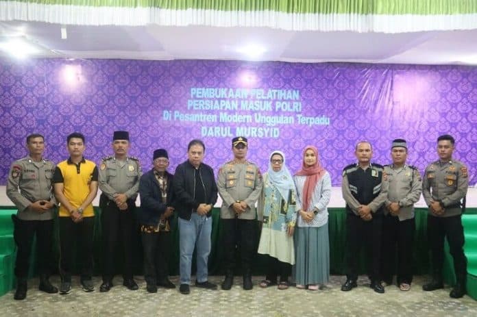 kapolres_tapsel_latih_santri_pesantren_darul_mursyid_masuk_polri