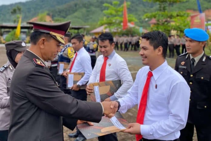 kapolres_tapteng_beri_penghargaan_kepada_44_personil_berprestasi_saat_upacara_hut_ri_ke_78