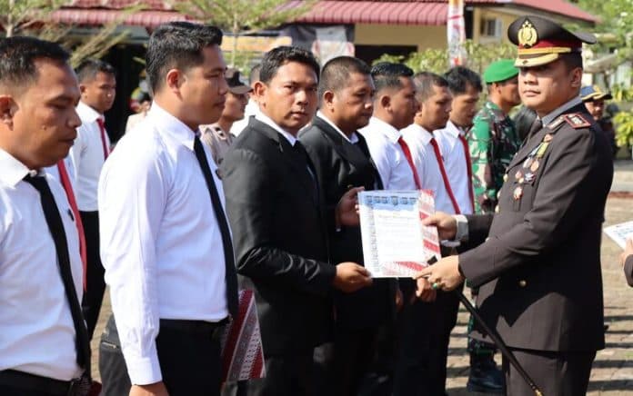 kapolres_tapteng_berikan_penghargaan_bentuk_reward_berhasil_jalankan_tugas