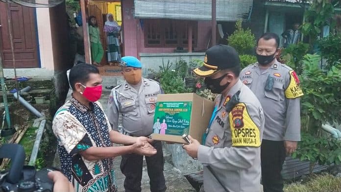 kapolres_taput_kunjungi_polsek_pahae_julu_dan_berikan_bantuan_kepada_warga