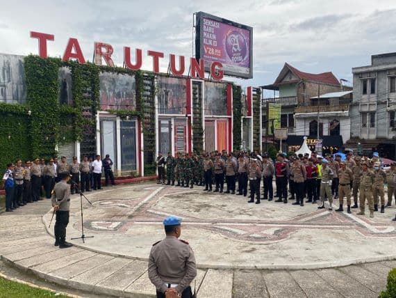 kapolres_taput_pimpin_apel_gabungan_pengaman_malam_pergantian_tahun