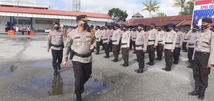 kapolres_taput_pimpin_apel_gelar_pasukan_pengamanan_pilkades