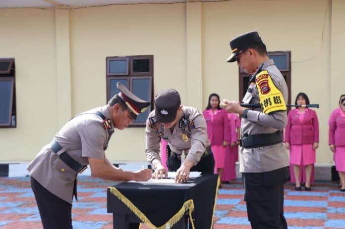kapolres_taput_pimpin_sertijab_wakapolres_kasat_lantas_dan_2_kapolsek