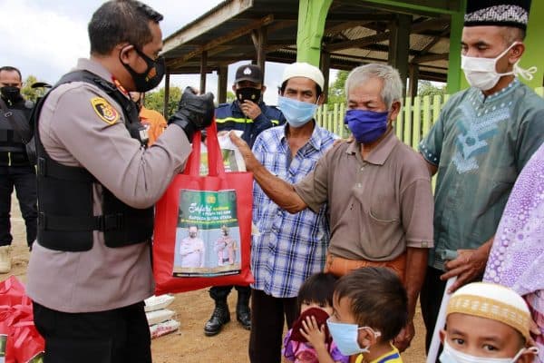 kapolres_taput_serahkan_bantuan_kapoldasu_untuk_renovasi_mesjid_al_ikhlas_garoga