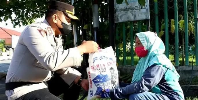kapolres_tebing_tinggi_bagi_sembako_pada_warga