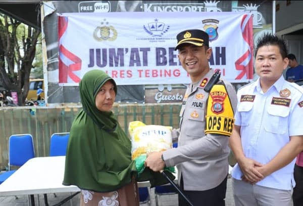 kapolres_tebing_tinggi_bagikan_160_karung_beras_ke_warga_kecamatan_rambutan