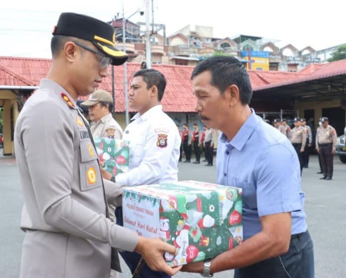 kapolres_tebing_tinggi_bagikan_paket_nataru_dan_buku_saku