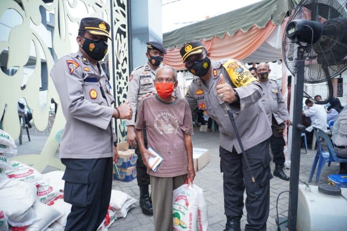 kapolres_tebing_tinggi_beri_hadiah_lansia_usai_divaksin