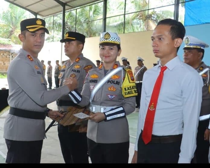kapolres_tebing_tinggi_beri_penghargaan_kepada_36_personel_berprestasi