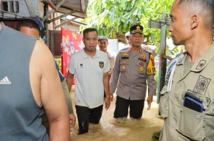 kapolres_tebing_tinggi_bersama_pj_wali_kota_tinjau_korban_banjir