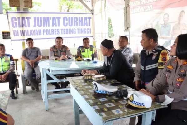kapolres_tebing_tinggi_gelar_jumat_curhat_di_pos_kamling_kelurahan_mandailing