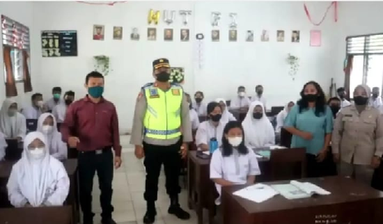 kapolres_tebing_tinggi_imbau_siswa_sman_3_pakai_helm_sni_saat_berkendara