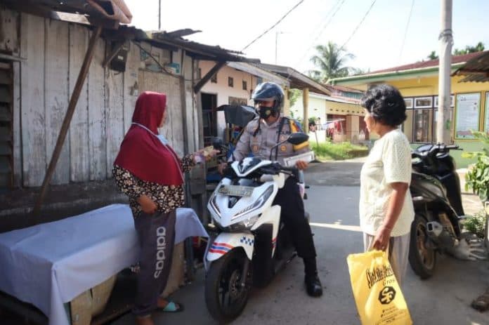 kapolres_tebing_tinggi_jemput_warga_yang_akan_divaksin