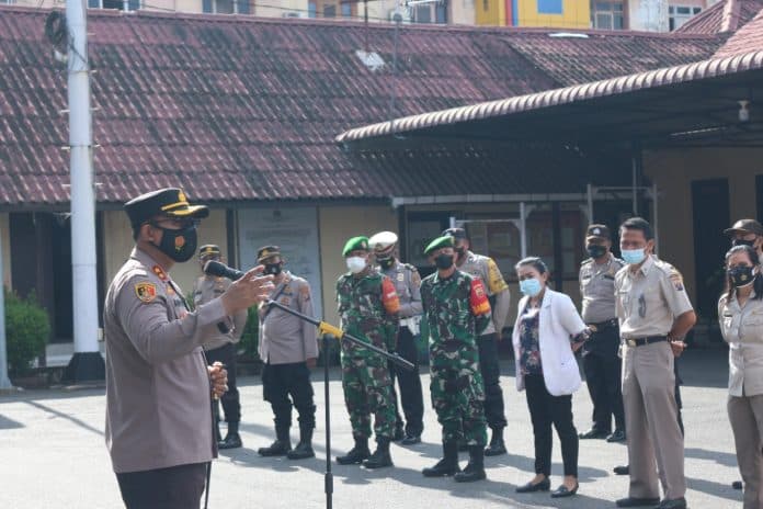 kapolres_tebing_tinggi_lepas_tim_nakes_door_to_door_vaksinasi_covid_19