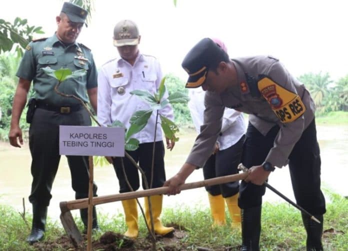 kapolres_tebing_tinggi_penanaman_pohon_ciptakan_lingkungan_hidup_nan_hijau
