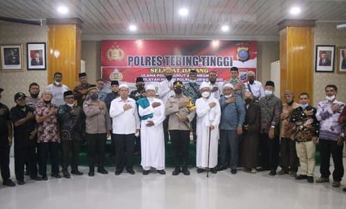 kapolres_tebing_tinggi_sambut_rombongan_ulama_poldasu