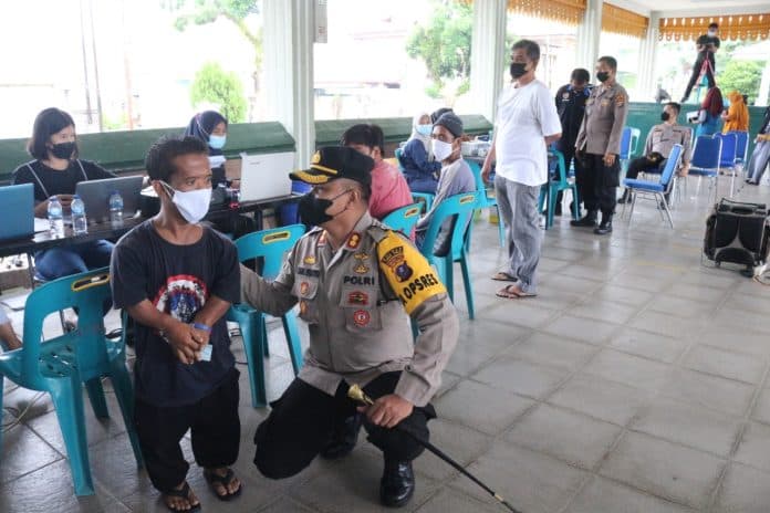 kapolres_tebing_tinggi_tinjau_vaksinasi_di_lapangan_sri_mersing