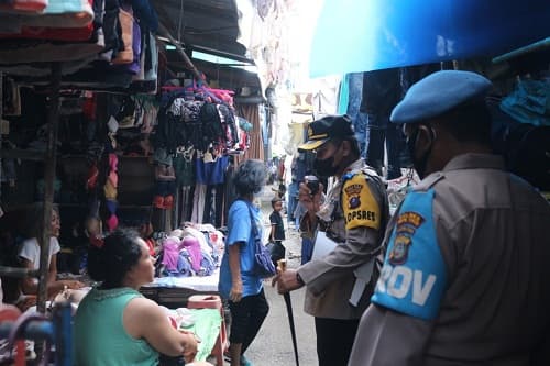 kapolres_tebing_tinggi_tinjau_vaksinasi_di_pasar_kain_216_warga_selesai_divaksin