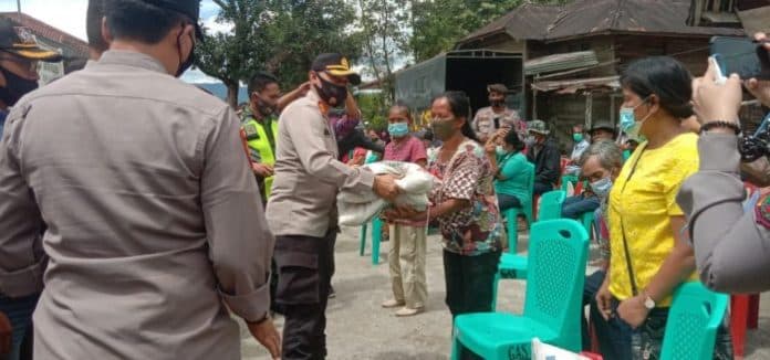 kapolres_toba_berbagi_asih_dengan_korban_puting_beliung