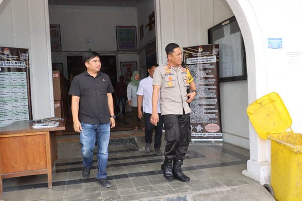kapolres_yogen_monitor_pergeseran_logistik_pasca_pemilu_di_kpu_siantar
