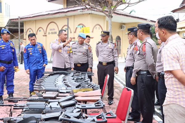 kapolres_yon_edi_winara_periksa_senpi_dinas_personel_polres_tanjung_balai