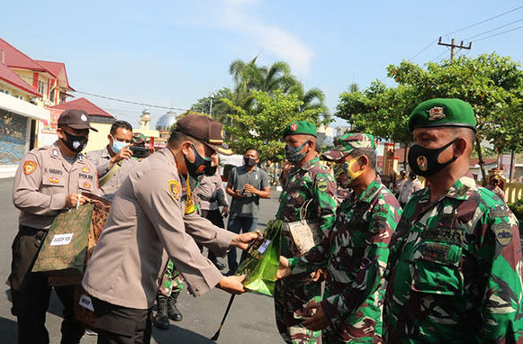 kapolresta_deli_serdang_bagikan_100_ribu_masker_kepada_masyarakat