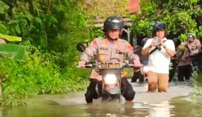 kapolresta_deli_serdang_berbagi_nasi_bungkus_di_lokasi_banjir