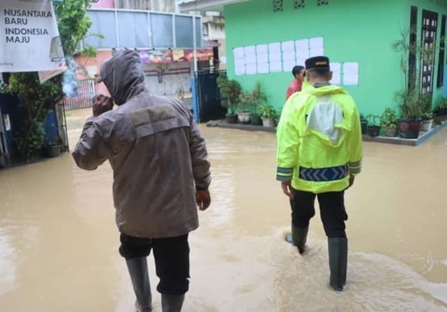 kapolresta_deli_serdang_pantau_penghitungan_suara_di_tps_meski_hujan