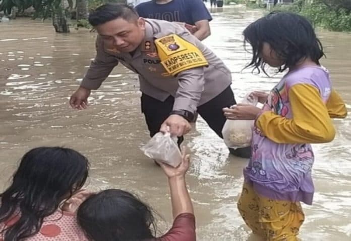 kapolresta_deli_serdang_salurkan_bantuan_bagi_warga_korban_banjir