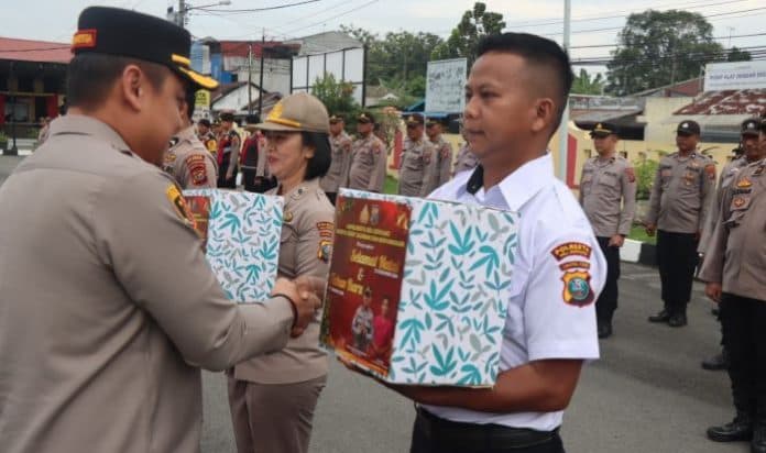 kapolresta_deli_serdang_serahkan_paket_natal_kepada_personel