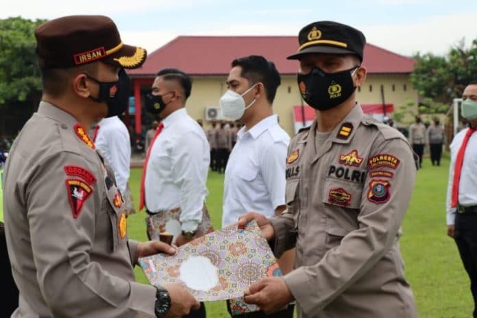 kapolresta_deli_serdang_serahkan_reward_terhadap_100_personil_berprestasi