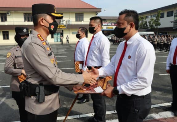kapolrestabes_medan_beri_penghargaan_kepada_anggota_yang_gagalkan_13_ton_ganja