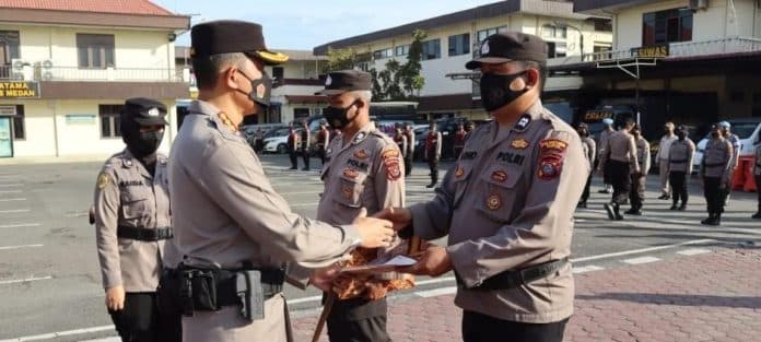 kapolrestabes_medan_beri_penghargaan_kepada_satwil_dan_polsek_berprestasi
